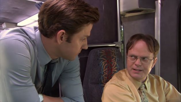 Dwight Schrute (joué par Rainn Wilson) au volant du bus bureau aux côtés de Jim Halpert (joué par John Krasinski).