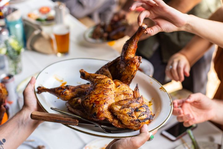 Overweeg om over te schakelen van borstvlees naar kippenpoten als je een sappiger resultaat wilt.