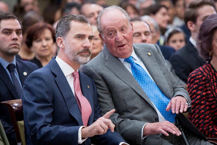 Felipe VI y Juan Carlos I conversan en un acto en 2018