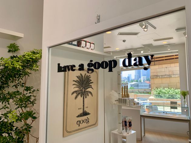 goop店内入口付近の鏡には「Have a goop day」とウィットに飛んだメッセージが