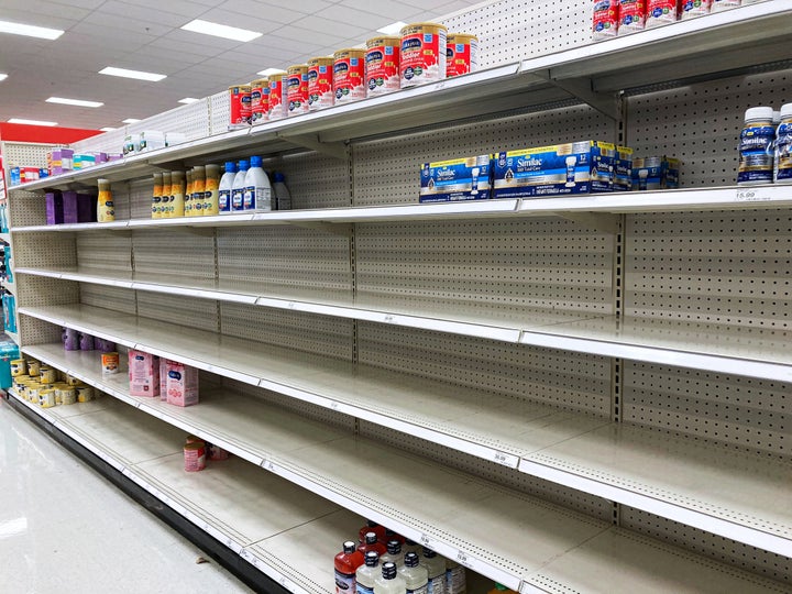 Estanterías de productos infantiles casi vacías en un supermercado de Orlando.