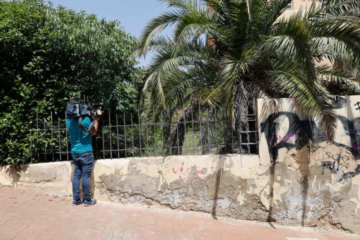 Un cámara graba la casa donde, al parecer, se produjeron las violaciones de las dos menores.