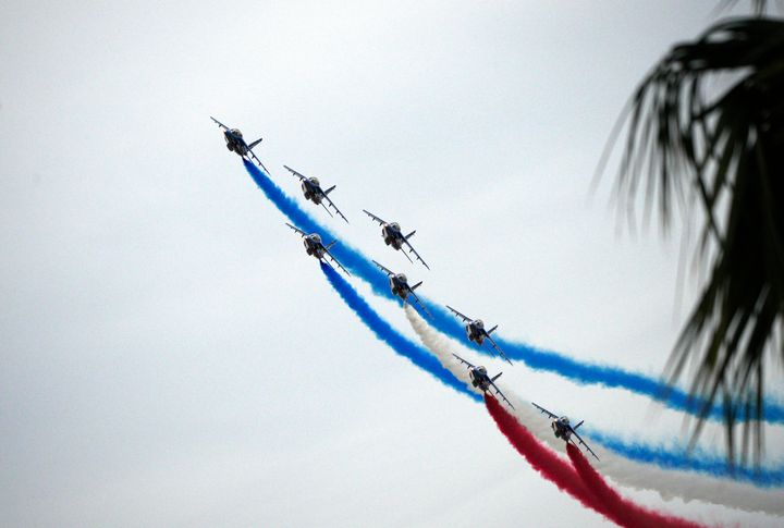 Τα γαλλικά Alpha Jets Patrouille, τα μαχητικά της μονάδας επιδείξεων της Γαλλικής Πολεμικής Αεροπορίας, με τα χρώματα της γαλλικής, αλλά και της αμερικανικής σημαίας, προς τιμή της επίσημης παγκόσμιας πρεμιέρας του «Top Gun: Maverick» στο 75ο Φεστιβάλ των Καννών, 18 Μαΐου 2022 (AP Photo/Daniel Cole)