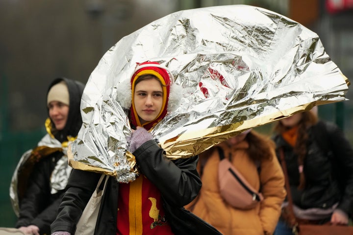 Una refugiada ucraniana camina por el paso fronterizo de Medyka, en Polonia, el pasado 2 de abril.