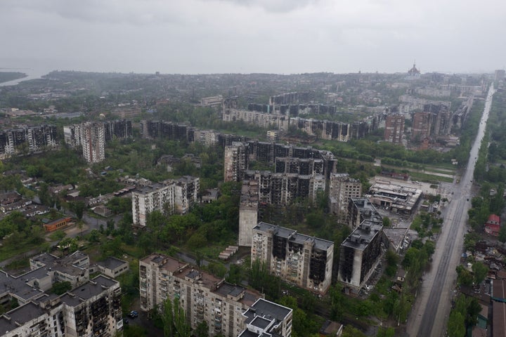 2022年5月18日の港湾都市マリウポリの中心地区の航空写真。破壊されたビルが並んでいる