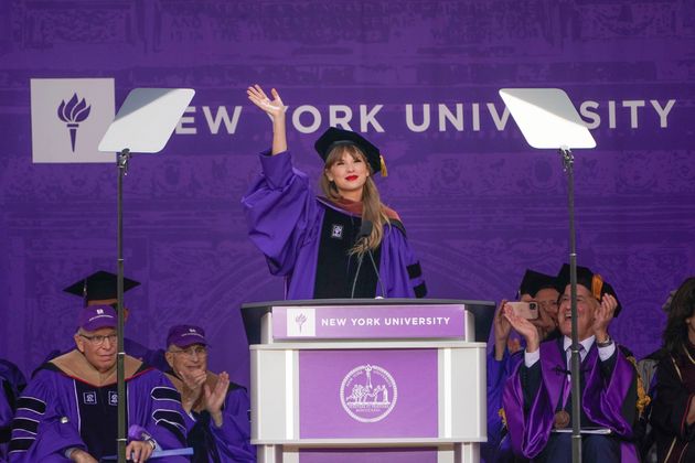 Taylor Swift a donné un discours aux étudiants de la NYU au Yankee Stadium, à New York le 18 mai 2022.