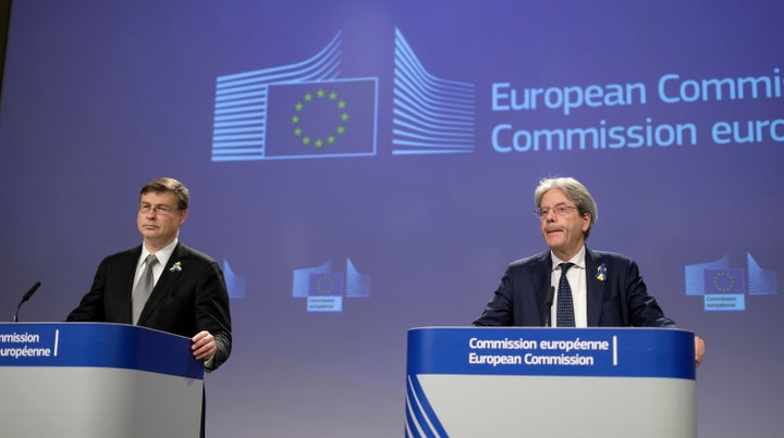 El vicepresidente de la UE, Valdis Dombrovskis, y el comisario de Economía, Paolo Gentiloni, en una imagen de archivo.