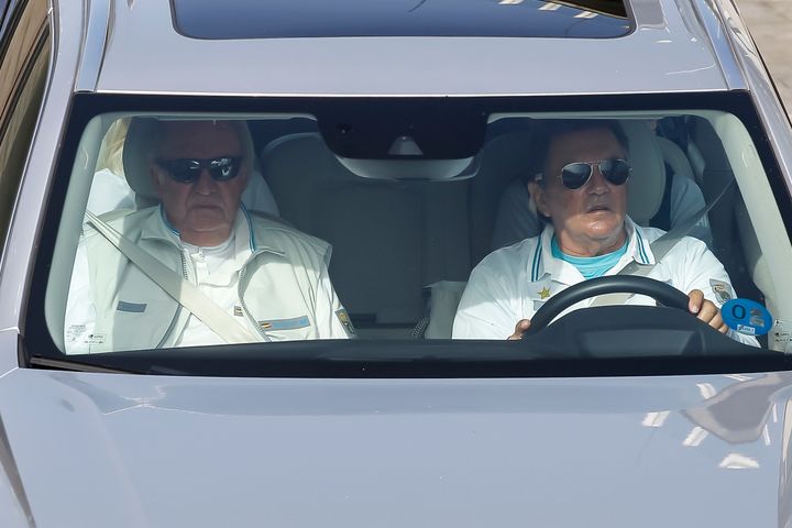 Juan Carlos I y Pedro Campos, en un coche en Sanxenxo el 22 de septiembre de 2018.