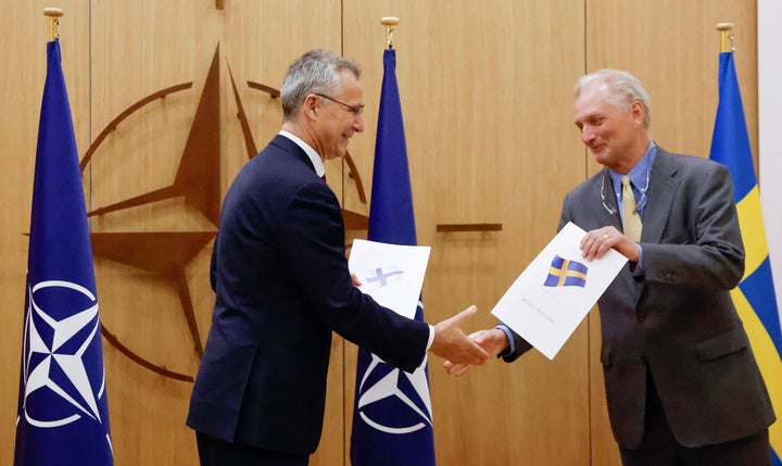 El secretario general de la OTAN, Jens Stoltenberg, y el embajador sueco ante la Alianza, Axel Wernhoff, el pasado miércoles en Bruselas, en la ceremonia de petición de entrada.