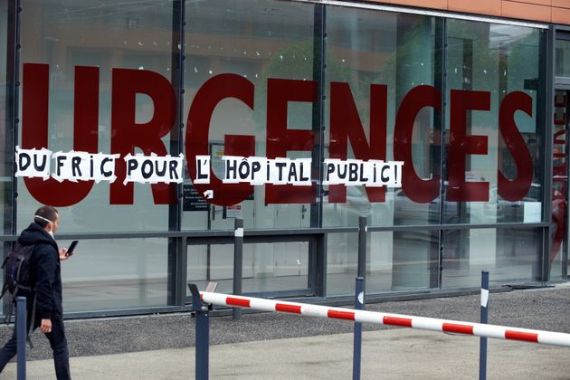 La crise aux urgences va-t-elle précipiter le retour des soignants non vaccinés? (Photo d'illustration prise aux urgences de Toulouse par Alain Pitton/NurPhoto via Getty Images)