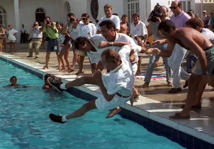 Pedro Campos tirando a la piscina al rey Juan Carlos I en 1993.