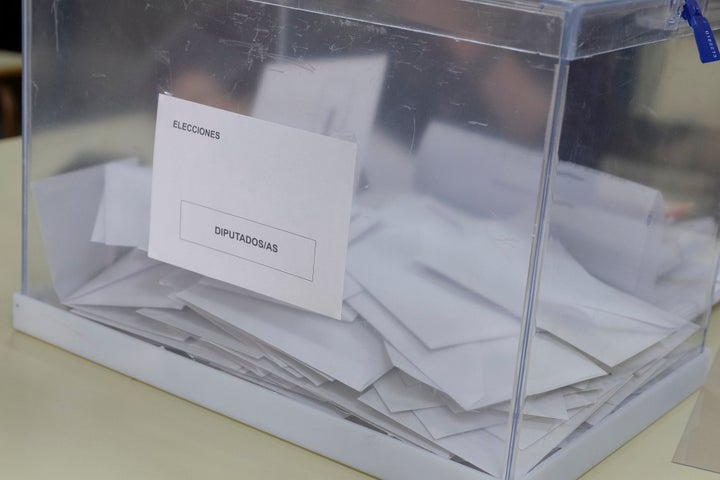 Foto de archivo de una urna electoral.