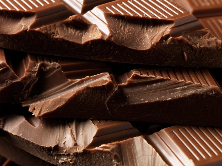 Imagen de archivo de unos trozos de chocolate.