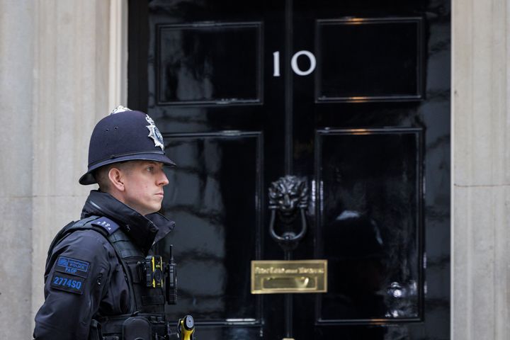 Un policía junto a la entrada del número 10 de Downing Street.