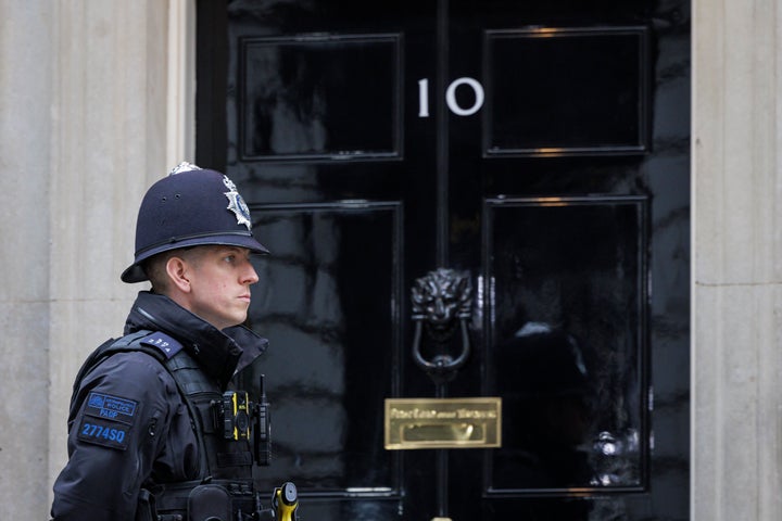 Un policía junto a la entrada del número 10 de Downing Street.