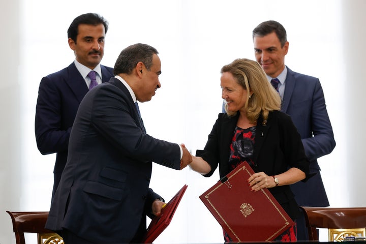 Nadia Calviño, estrecha la mano al ministro catarí de Finanzas, Ali bin Ahmed Al Kuwari, en presencia del presidente del Gobierno, Pedro Sánchez, y del Emir de Qatar, Tamim bin Hamad Al Thani.