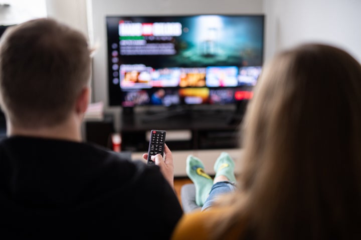 Una pareja viendo la televisión.