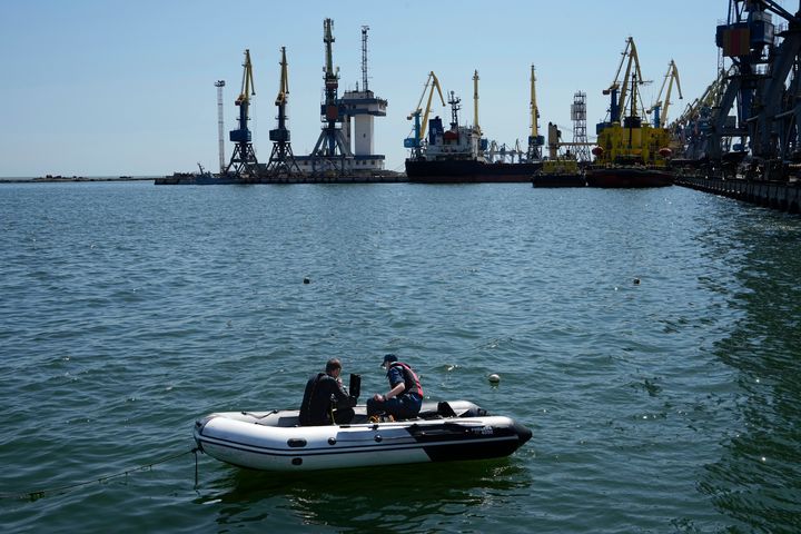 Στρατιωτικοί του Υπουργείου Έκτακτης Ανάγκης της Λαϊκής Δημοκρατίας του Ντόνετσκ εργάζονται για την εξουδετέρωση μιας ουκρανικής νάρκης σε μια περιοχή του θαλάσσιου λιμένα Μαριούπολη στη Μαριούπολη, σε έδαφος υπό την κυβέρνηση της Λαϊκής Δημοκρατίας του Ντόνετσκ, στην ανατολική Ουκρανία, στις 29 Απριλίου 2022. Α