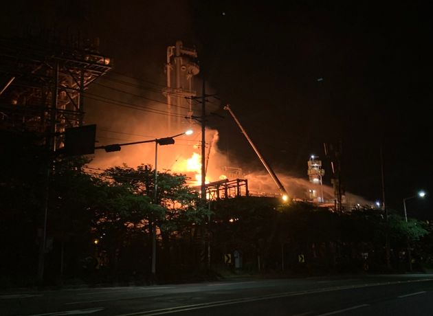 19일 오후 8시51분께 울산시 남구 온산공단 S-OIL(에쓰오일) 공장에서 폭발과 함께 화재 사고가