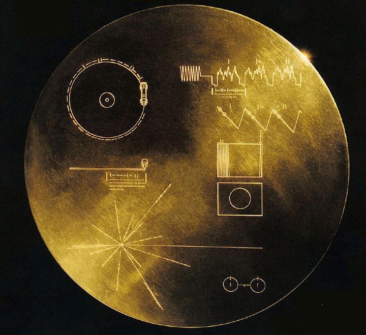 ARCHIVO - Foto sin fecha provista por NASA de la cubierta del disco de cobre enchapado en oro que transportan las dos cápsulas espaciales Voyager. El disco contiene sonidos e imágenes seleccionados para retratar la diversidad de la vida y la cultura en la Tierra. (AP Foto/NASA)