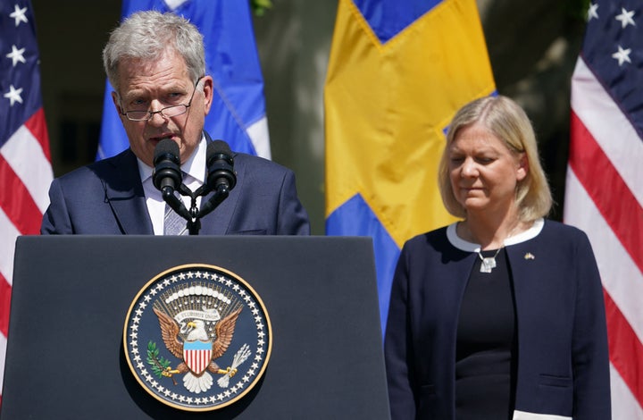 Sauli Niinisto, presidente de Finlandia junto a la primer ministro de Suecia.