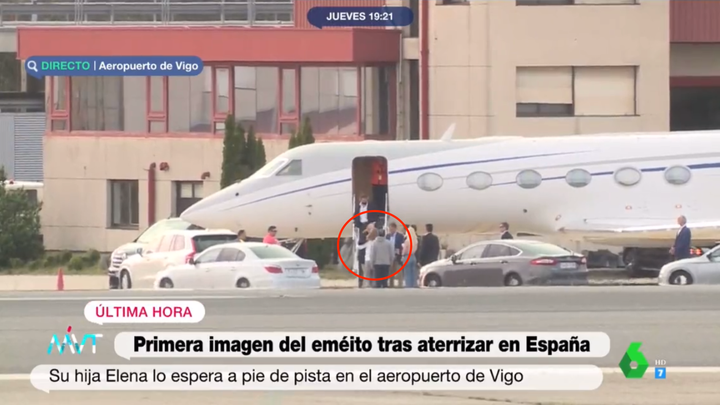La infanta Elena saluda a su padre a pie de pista.