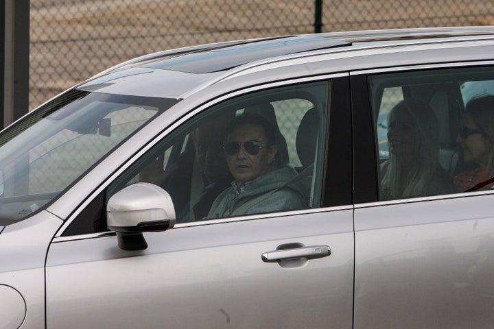 Juan Carlos I saluda desde el coche de su amigo Pedro Campos.