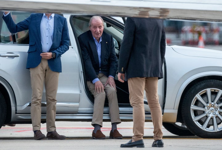 Juan Carlos I se sube al coche que le esperaba tras aterrizar su avión en Vigo