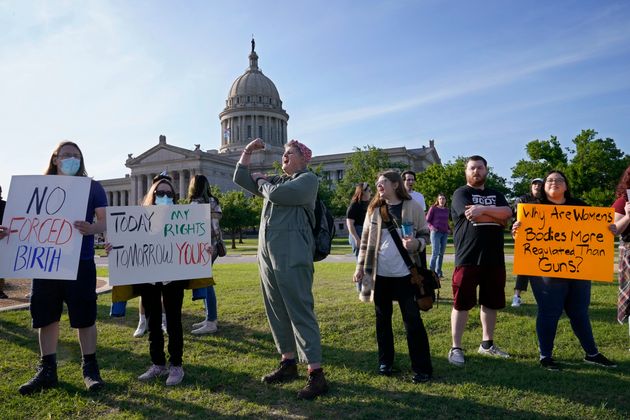 オクラホマ州議事堂の前で、中絶規制に反対の声を上げる人々（2022年5月3日）