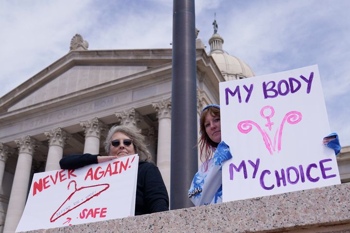 オクラホマ州議事堂の前で、中絶禁止に反対する人々（2022年4月13日）