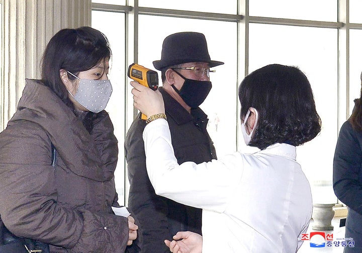 Voluntarios realizando controles de temperatura en la capital de Corena del Norte, Pyongyang.