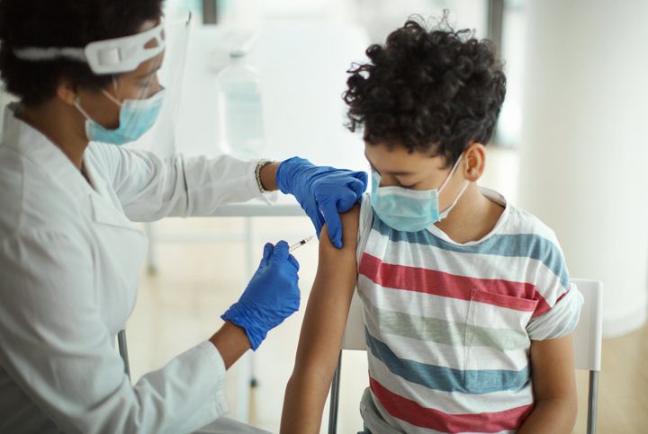 „Šios amžiaus grupės vakcinacija pirminės serijos vakcina atsilieka nuo kitų amžiaus grupių, todėl jos yra pažeidžiamos sunkioms ligoms“, – sakoma CDC direktorės dr. Rochelle Walensky pareiškime. 