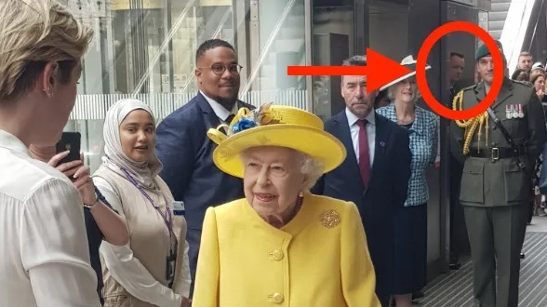 フォレスト ガンプがいた エリザベス女王の背後にそっくりの人物が写り込む ハフポスト World フォレスト ガンプがいた エリザベス女王の背後にそっくりの人物が写り込む ハフポスト World