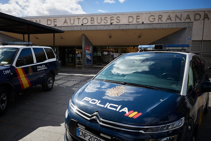 Dos coches de la Policía Nacional en Granada.