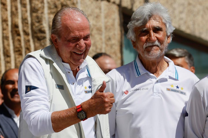 El rey emérito, Juan Carlos I, saluda con el pulgar hacia arriba a su llegada al Puerto de Sanxenxo.