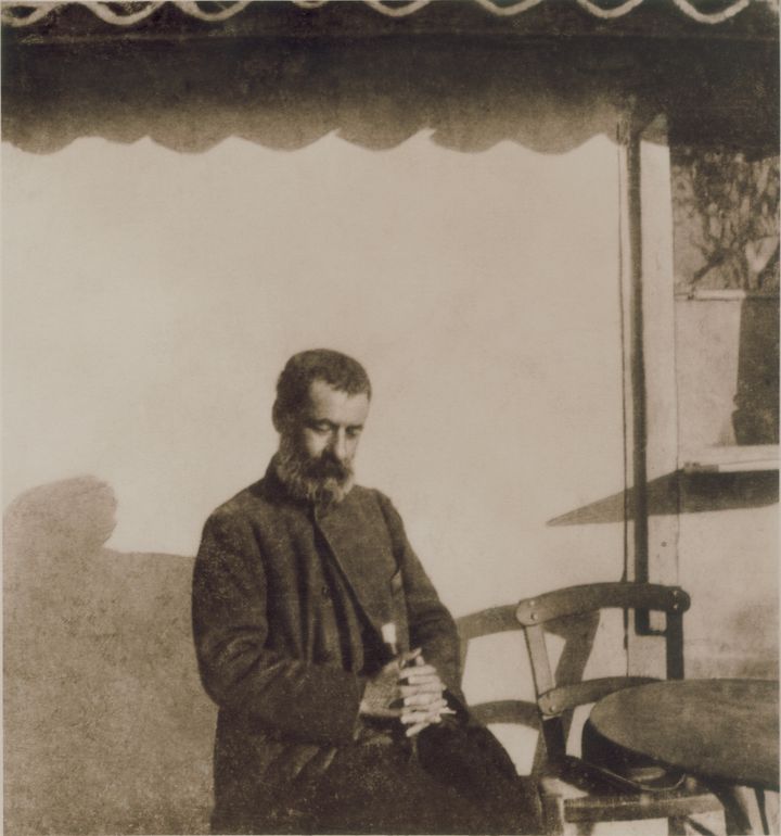 Ο Παπαδιαμάντης φωτογραφημένος από τον Παύλο Νιρβάνα στη Δεξαμενή της Αθήνας το 1906.