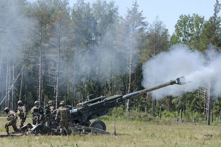 Πυροβόλο Μ777 των 155 χιλιοστών σε άσκηση στην Εσθονία το 2016.