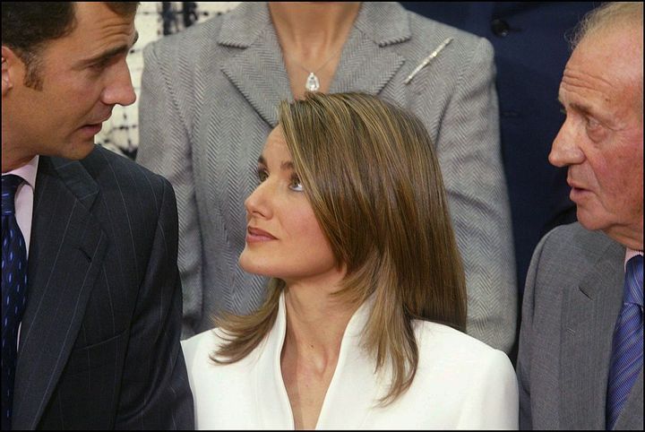 Letizia, entre el príncipe Felipe y el rey Juan Carlos, el 6 de noviembre de 2001, día en el que se anunció su compromiso.