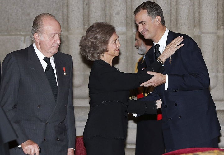 El rey Felipe VI saluda a su madre en el funeral del duque de Calabria en el Monasterio de El Escorial.