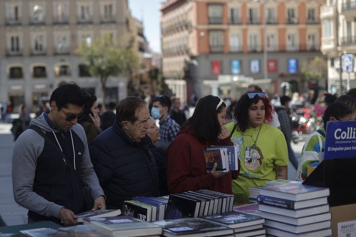 Gente paseando sin mascarilla en Madrid.