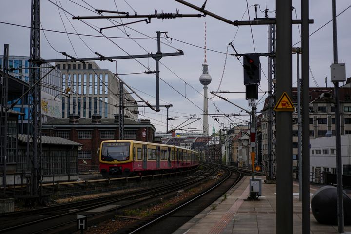 Τρένο του μετρό κοντά στην Αλεξάντερ Πλατς του Βερολίνου 