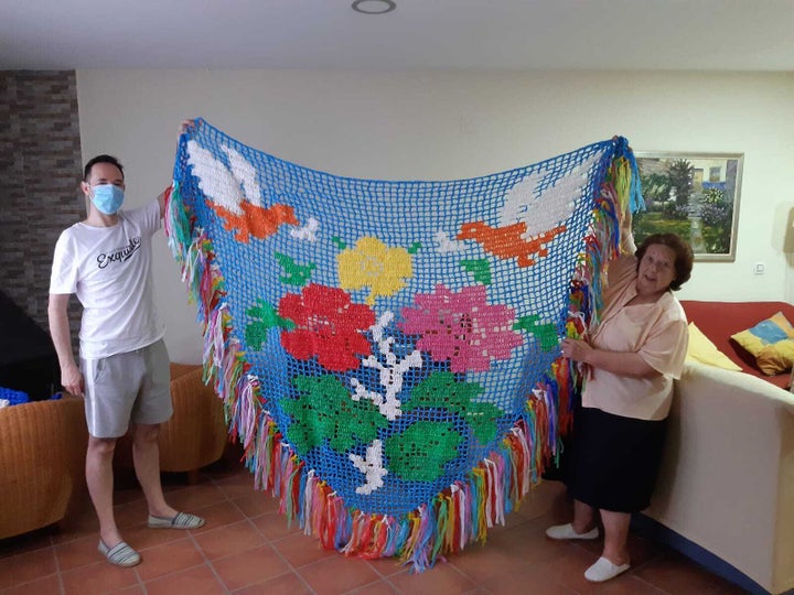 David y Justa, con uno de los parasoles hechos.