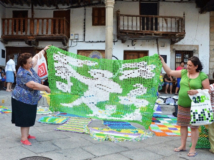 Uno de los parasoles, en la plaza del pueblo.