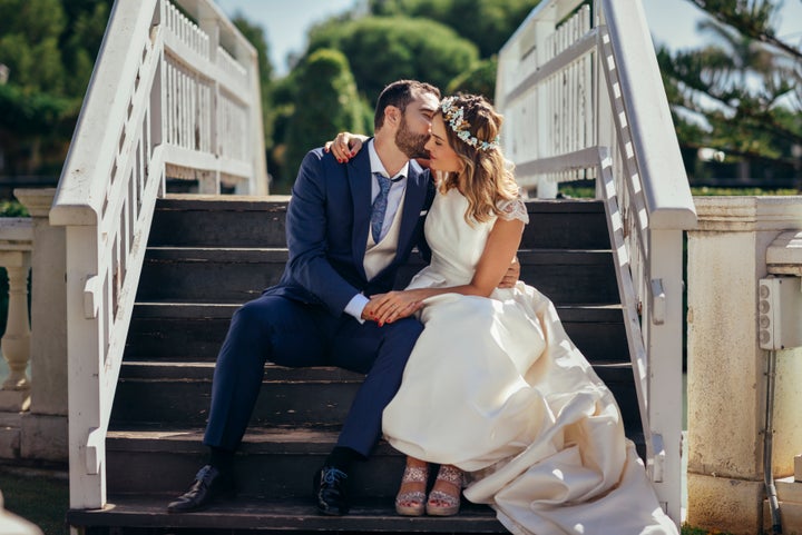 Una pareja se besa el día de su boda.
