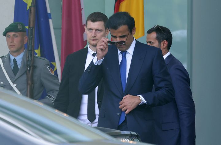 Ο Σεΐχης Ταμίμ μπιν Χαμάντ αλ Θάνι, Εμίρης του Κατάρ, αναχωρεί μετά από συνάντηση με τον Γερμανό Καγκελάριο Όλαφ Σολτς στην Καγκελαρία στις 20 Μαΐου 2022 στο Βερολίνο της Γερμανίας. Νωρίτερα την ίδια ημέρα οι δύο χώρες υπέγραψαν συμφωνία ενεργειακής εταιρικής σχέσης. Η Γερμανία επιδιώκει να εισάγει υγροποιημένο φυσικό αέριο από το Κατάρ ως μέσο για να μειώσει την εξάρτησή της από τις εισαγωγές φυσικού αερίου από τη Ρωσία λόγω του συνεχιζόμενου πολέμου της Ρωσίας στην Ουκρανία.