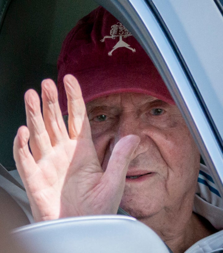 El emérito saluda desde el coche que le ha llevado por el club náutico