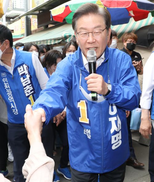 이재명 더불어민주당 총괄선거대책위원장이 6·1 지방선거 공식 선거운동 첫날인 19일 인천 서구에서 선거 유세를 펼치고 있다.