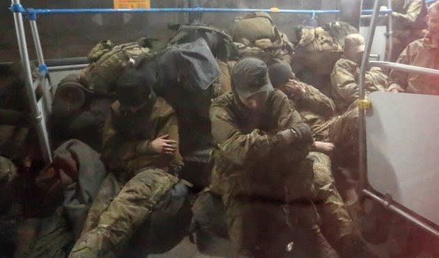 Des membres du service des forces armées ukrainiennes, qui se sont rendus à l'aciérie assiégée d'Azovstal à Marioupol, assis dans un bus, lors de leur arrivée sous escorte de l'armée pro-russe dans la colonie d'Olenivka dans la région de Donetsk ce vendredi 20 mai. 