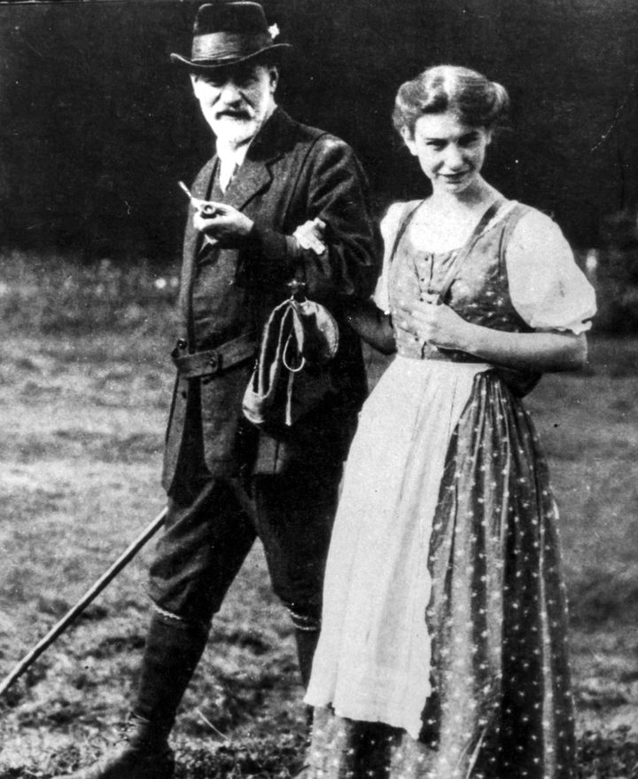 Ο Φρόιντ με την κόρη του Άννα, 1913. (Photo by: Marka/Universal Images Group via Getty Images)