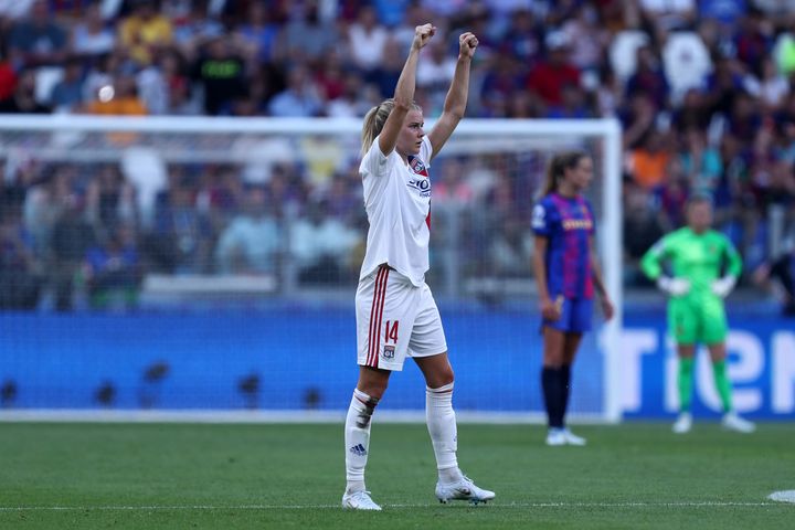 Ada Hegerberg levanta los brazos durante el partido contra el Barcelona.